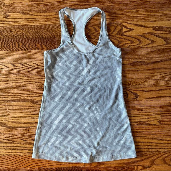 Lululemon Gray Chevron Patterned Cool Racerback Short Tank Top Nulu Workout SZ 4 - Picture 4 of 9